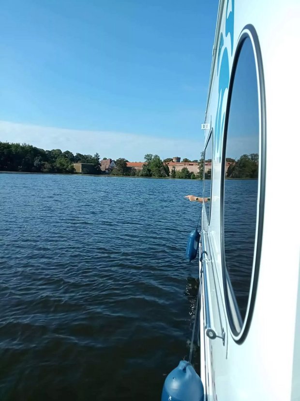 Hausboot-mecklenburgische-seenplatte-Hausboot-mieten-Seenplatte-02