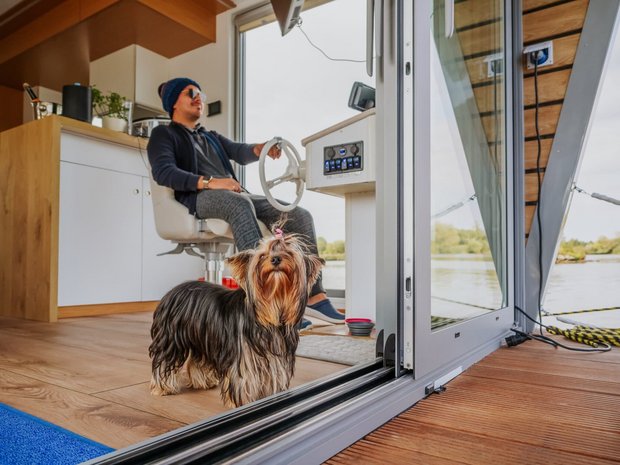 Hausboot mit Hund Holland 